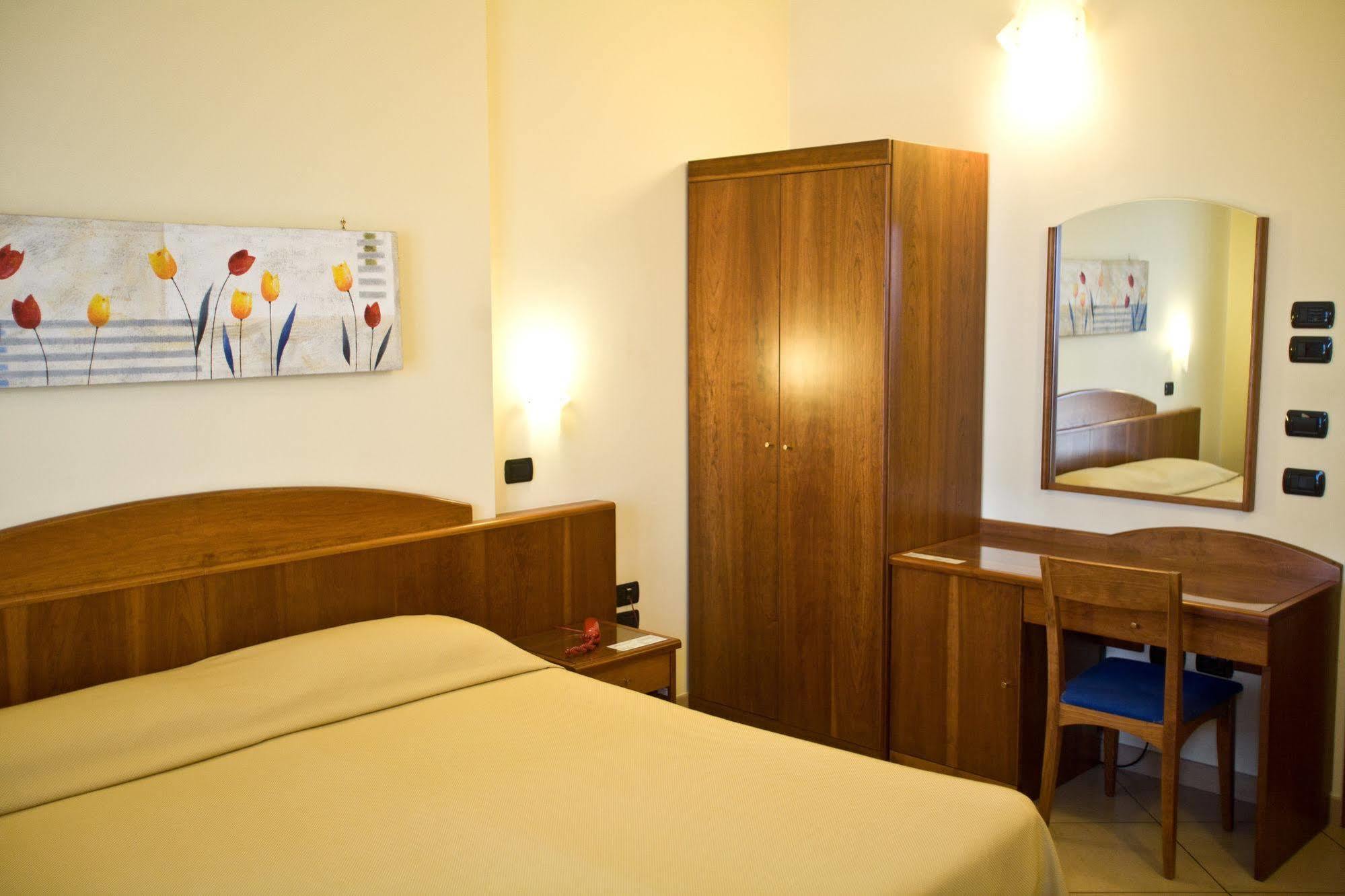 Lo Scacciapensieri Hotel & Restaurant Monteroni di Lecce Exterior photo