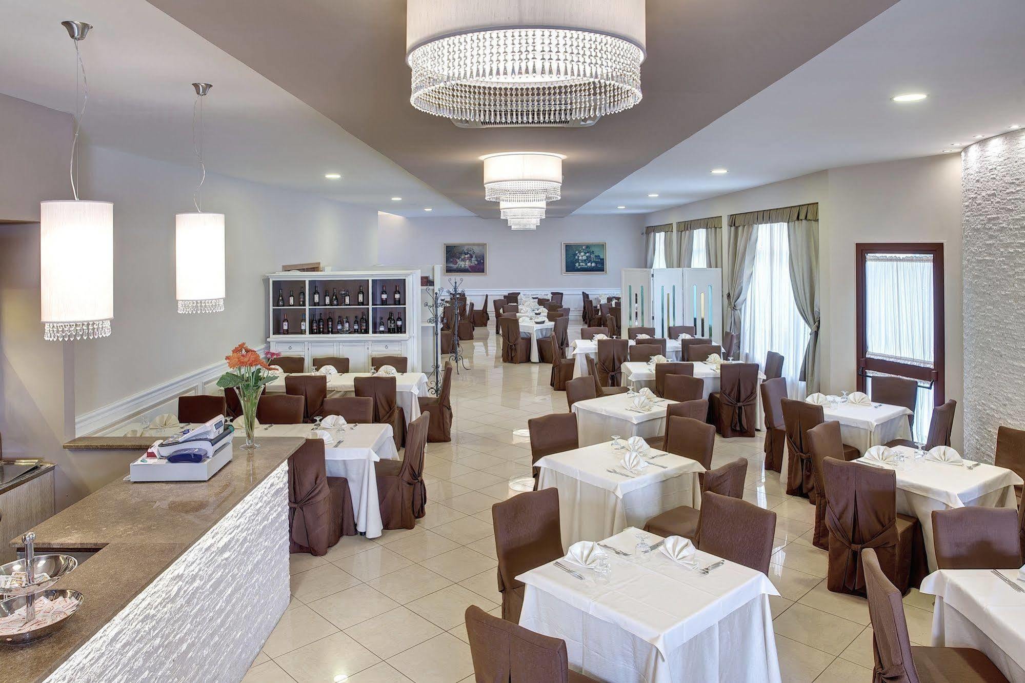 Lo Scacciapensieri Hotel & Restaurant Monteroni di Lecce Exterior photo